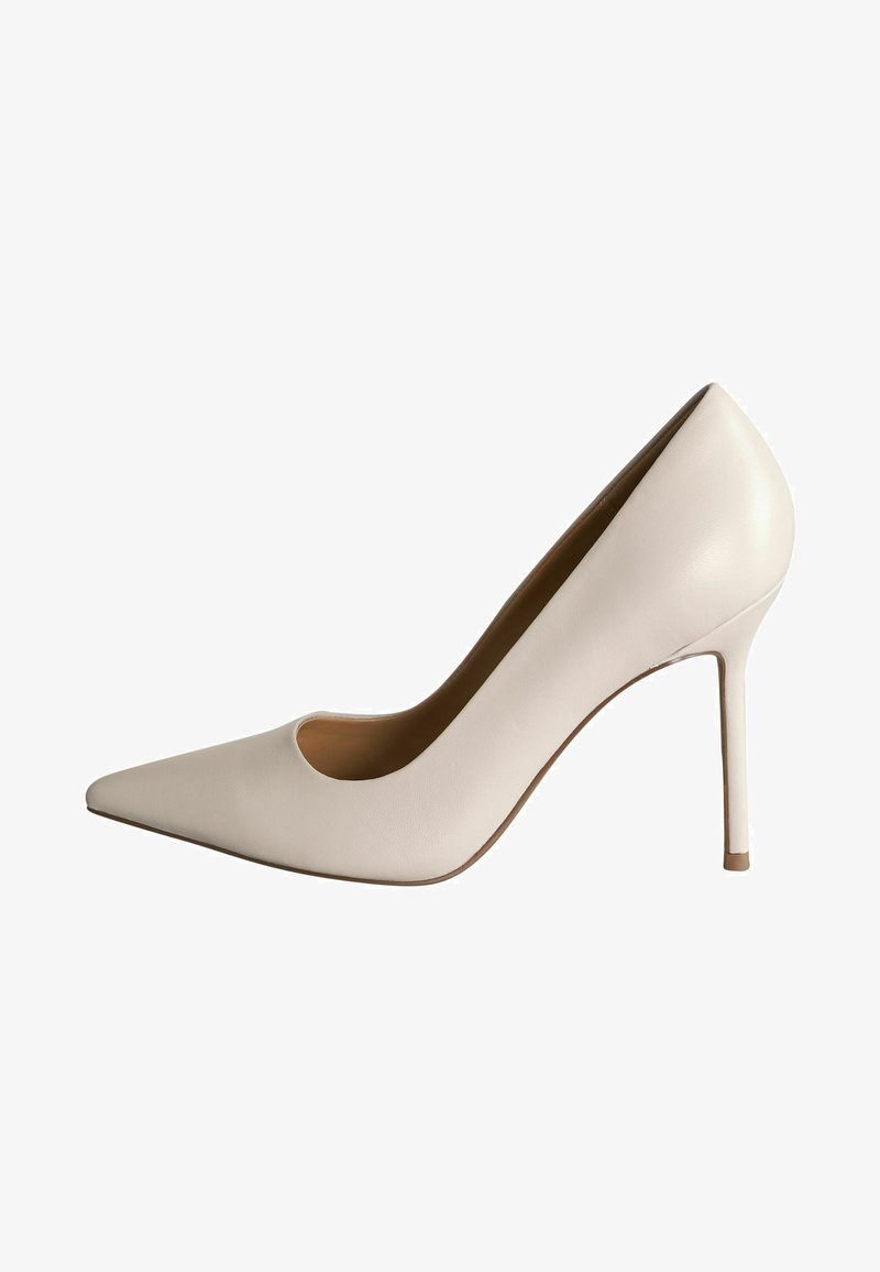 Escarpin en cuir blanc à talon haut avec un bout pointu et un détail découpé. Dispose d'un talon aiguille fin et d'une texture lisse, conçu pour les tenues formelles.