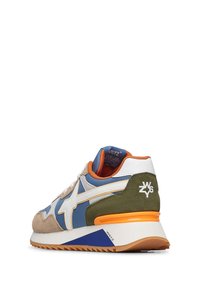 Sneaker multicolore con suede beige, pannelli blu navy e blu, logo a stella bianca, accenti arancioni e una suola in gomma testurizzata con rialzo sul tallone.
