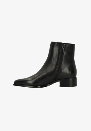 Zwarte leren enkellaarsjes met een gladde textuur, een puntige neus en een zijrits, voorzien van een lage blokhak voor stabiliteit.
