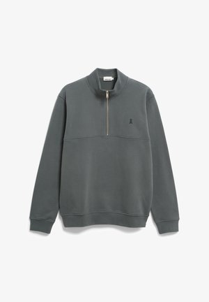 Sudadera gris de pullover con cuello alto y cremallera de cuarto. Hecha de un tejido suave, con un logo verde en el pecho y puños acanalados.