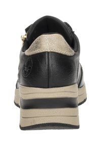 Zwart lederen sneaker met een gestructureerde gouden accent op de hiel, voorzien van een comfortabele beige zool en een gladde zwarte afwerking.