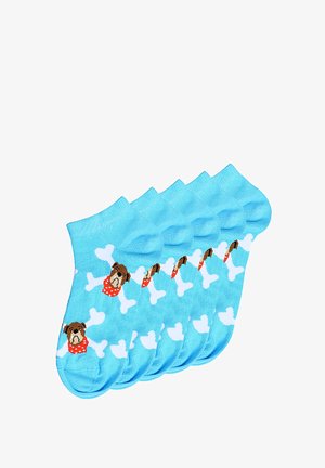 Chaussettes de cheville bleues avec un motif répétitif d'un chien en dessin animé portant un bandana rouge et des formes d'os blanches. Texture douce en tricot, cinq paires.