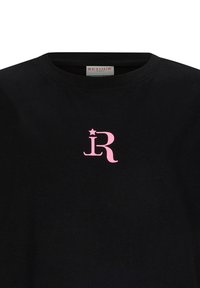 Czarna bawełniana koszulka z okrągłym dekoltem i różowym logo z detalem w kształcie gwiazdy na lewej stronie klatki piersiowej. Miękka tekstura i prosty design.