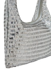 Sølv hobo taske lavet af tekstureret materiale med et geometrisk mønster. Den har en glat lynlås og en slasket form med en bred rem.