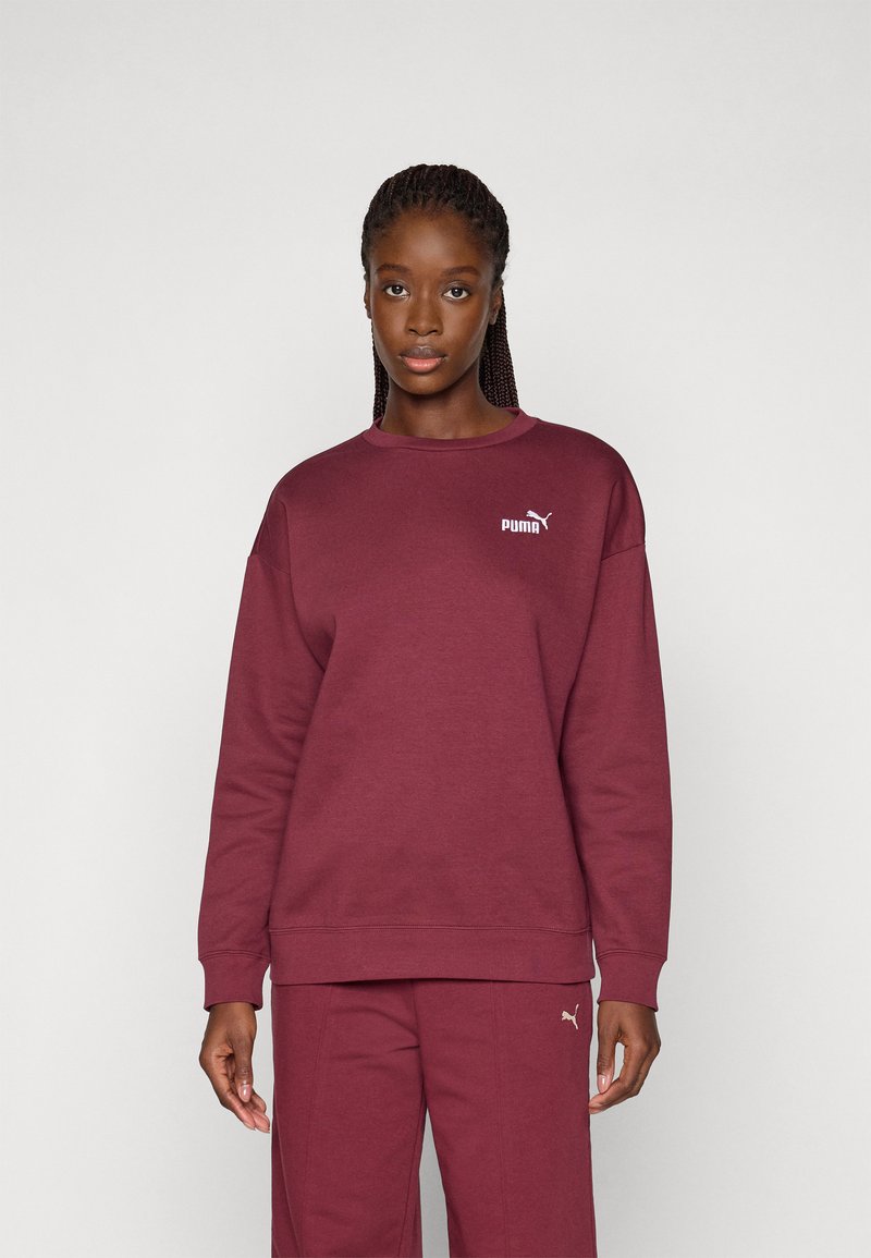 Brun sweatshirt med en rund halsudskæring, lange ærmer og et lille hvidt Puma-logo på brystet. Fremstillet af blødt stof med en tekstureret finish.