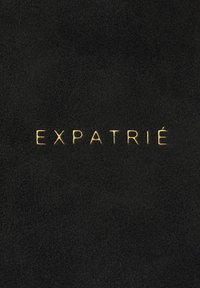 Svart mocka-material med en slät textur som har den präglade, gyllene texten "EXPATRIÉ" centrerad framträdande.