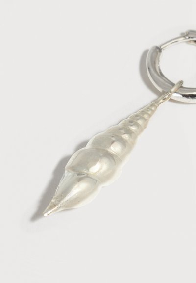 Ασημένιο κρίκο σκουλαρίκι με ένα κρεμαστό μακρύ σπερματοφόρο κοχύλι σε σχήμα σπείρας σε απλό λευκό φόντο.