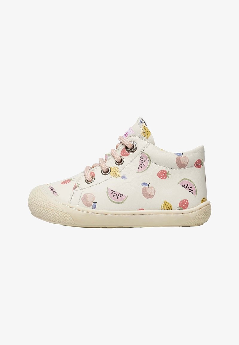 Zapatillas de niño en cuero blanco con un patrón de frutas. Presentan cordones rosas, una puntera de goma y una suela texturizada color crema.
