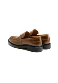 Mocassins en cuir marron avec une finition lisse, design à enfiler, bout arrondi et un petit talon noir en caoutchouc. Agrémentés de détails de couture.