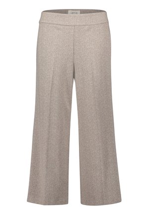 Pantalons larges beiges à motif chevrons texturé, avec une ceinture plate et une coupe ajustée à la finition lisse.