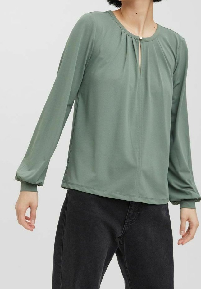 Blouse verte à manches longues avec un devant plissé, dotée d'un col en trou de serrure avec un petit bouton, tissu doux et coupe décontractée.