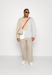 Levi's® Plus CORDUROY - Pantaloni - true chino shady