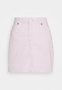 Jupe en denim rose pâle à taille haute, avec une fermeture à boutons sur le devant, deux poches latérales et une coupe droite. Texture de tissu lisse.