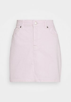 Jupe en denim rose pâle à taille haute, avec une fermeture à boutons sur le devant, deux poches latérales et une coupe droite. Texture de tissu lisse.