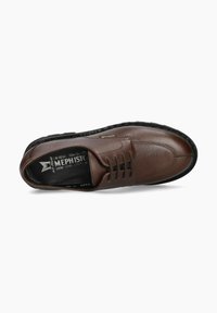Chaussure en cuir marron avec une texture lisse, bout rond, design à lacets et semelle en caoutchouc noir contrastant. Comprend des détails de marque à l'intérieur.