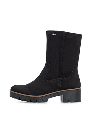 Bottes mi-mollet en daim noir avec talon épais, semelle à crampons, surpiqûres contrastées et petit logo de la marque près du haut.