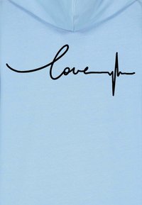 Felpa leggera blu con un design stampato nero della parola "amore" integrata con una linea del battito cardiaco. Tessuto morbido con una vestibilità casual.