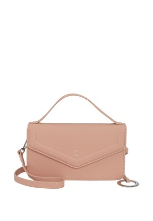 Borsa a tracolla in finta pelle rosa con chiusura a pattina, tracolla regolabile e un accento a chiave circolare. Presenta una texture liscia e un design minimal.