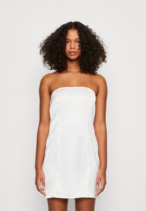 Pieces PCDOLLY BANDEAU BOW DRESS - Cocktail φόρεμα / Φόρεμα για πάρτι - bright white