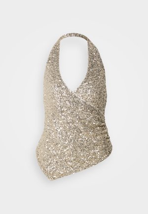 Top de haltere dourado com paetês, apresentando um decote em V profundo e design envolvente, com textura franzida e um acabamento liso e brilhante.