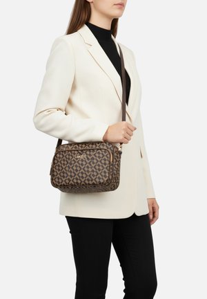 Borsa a tracolla marrone con motivo a fantasia, forma rettangolare, logo dorato, singolo cinturino per la spalla e scomparti con cerniera.