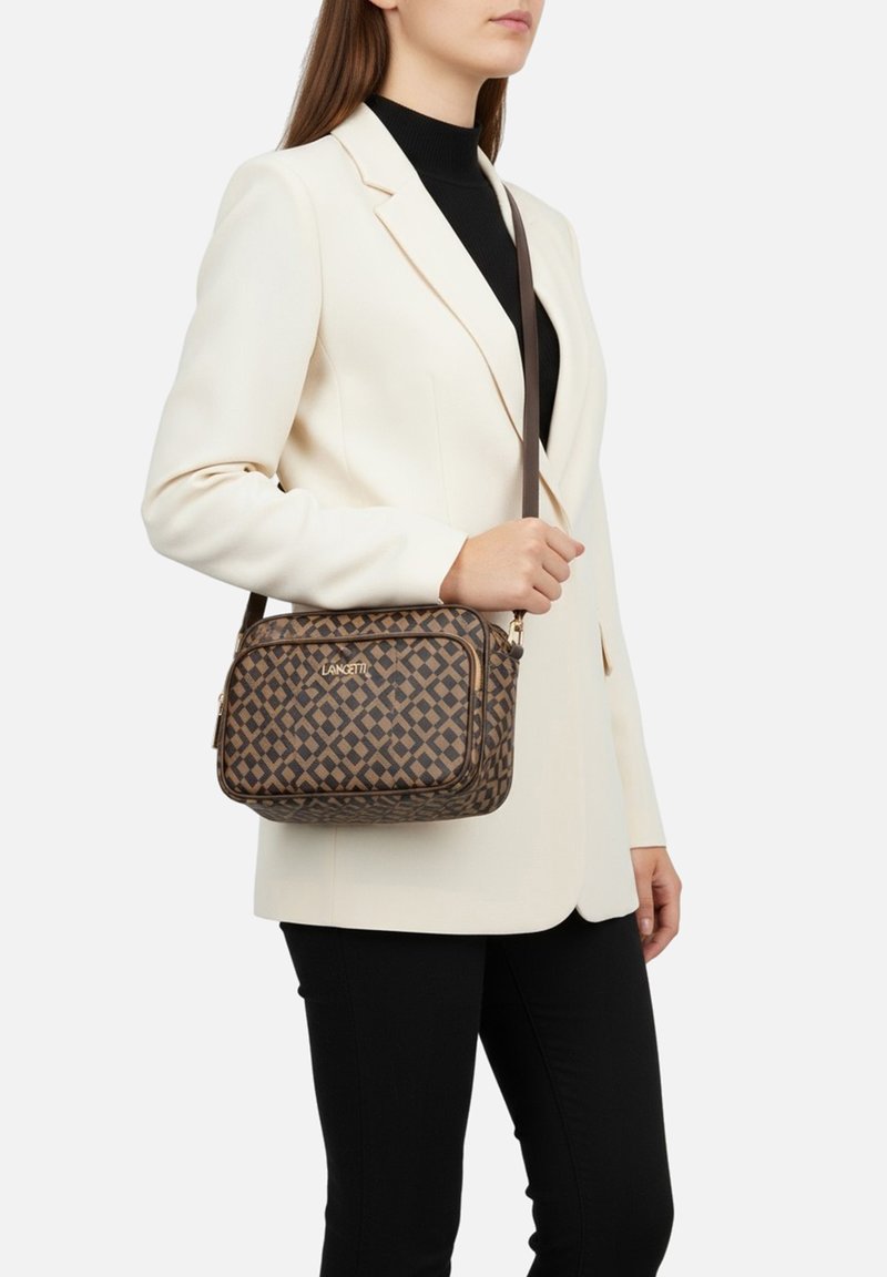 Borsa a tracolla marrone con motivo a fantasia, forma rettangolare, logo dorato, singolo cinturino per la spalla e scomparti con cerniera.