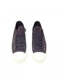 Sneaker grigio scuro con tomaia in suede, caratterizzate da lacci neri e una suola in gomma bianca texturizzata. Design minimalista senza loghi visibili.