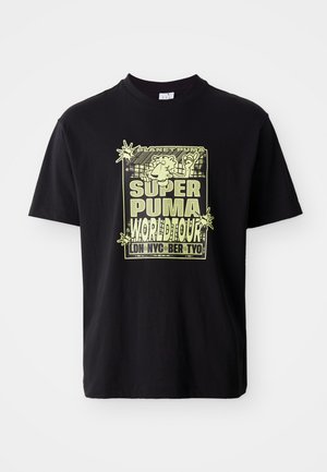 Sort bomulds t-shirt med et gult grafisk print, der har teksten "SUPER PUMA WORLD TOUR" og en tegneseriefigur, centralt designet på fronten.