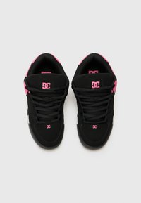 Black sneakers featuring pink accents, a padded collar, laces, and a logo on the tongue. The material combines textile and synthetic overlays.
