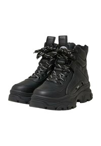 Botas de tobillo negras con cordones, hechas de cuero texturizado, con una suela de plataforma gruesa, cordones con un patrón en blanco y negro, y ojales reforzados.