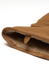 Guanto in suede marrone con una morbida fodera in pile beige, caratterizzato da un'accattivante anello sul polsino. Testura liscia e design strutturato.