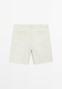 Helle beige Baumwollshorts mit flachem Bund, zwei Gesäßtaschen und einer glatten Textur. Einfaches Design mit geradem Schnitt und ohne sichtbare Muster.