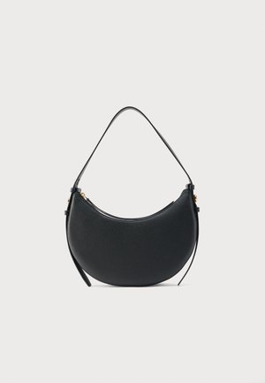 Schwarze, halbmondförmige Ledertasche mit einem einzelnen Schulterriemen und goldfarbenen Reißverschlussakzenten auf hellem Hintergrund.