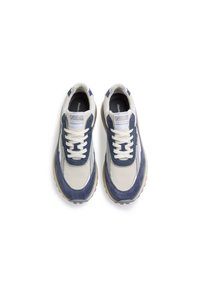 Sneaker con tomaia in mesh e suede blu navy e beige, dotati di lacci bianchi e suola in gomma. Design minimalista, texture lisce.