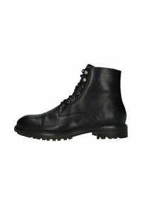 Botas de cuero negro hasta el tobillo con punta redonda, seis ojales y suela de goma texturizada. Presentan costuras sutiles y un acabado mate.