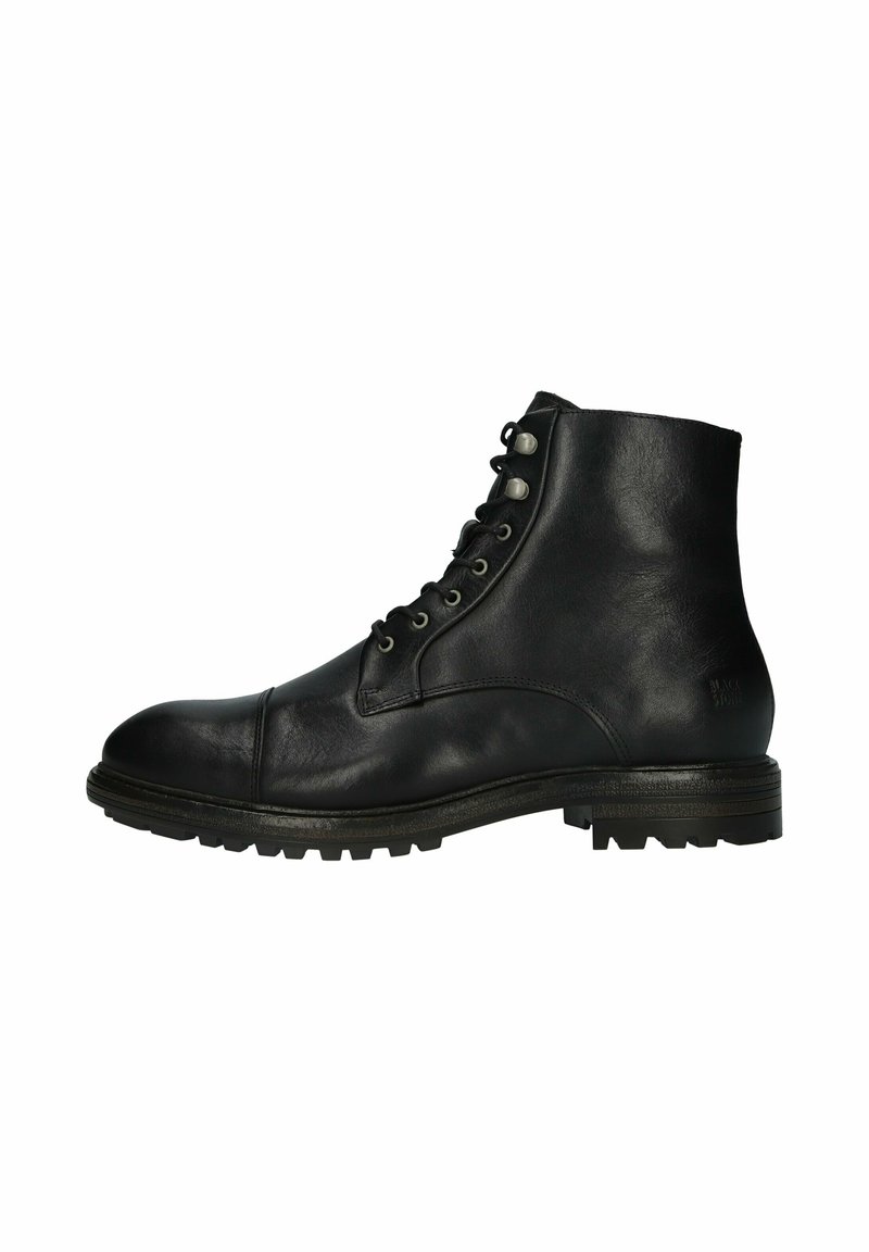 Botas de cuero negro hasta el tobillo con punta redonda, seis ojales y suela de goma texturizada. Presentan costuras sutiles y un acabado mate.