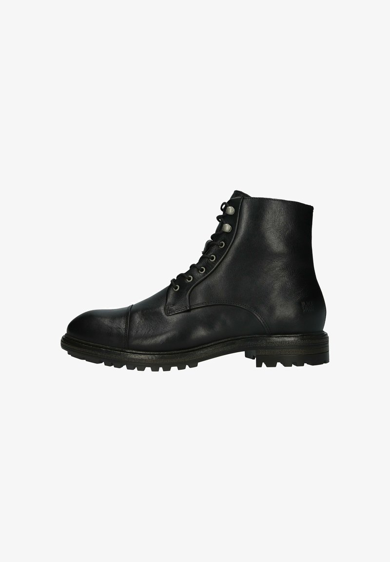 Botas de cuero negro hasta el tobillo con punta redonda, seis ojales y suela de goma texturizada. Presentan costuras sutiles y un acabado mate.