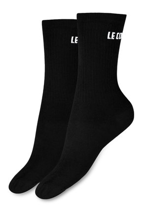 Calcetines de algodón negros de corte crew con textura acanalada, que presentan el texto blanco "LE CO" en la parte superior. Acabado suave y forma estándar de calcetín.