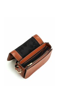 Borsa in pelle marrone con fodera in tessuto nero, dotata di una tasca con zip e di un anello laterale esterno. Texture liscia, forma strutturata.