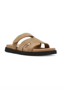 Sandalo slide in suede tan con tre cinturini larghi, suola imbottita e suola in gomma nera testurizzata. Presenta un design open-toe.