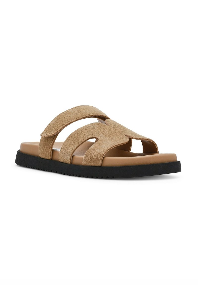 Sandalo slide in suede tan con tre cinturini larghi, suola imbottita e suola in gomma nera testurizzata. Presenta un design open-toe.