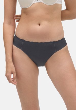 Ropa interior gris oscuro con una cinturilla con ondas, textura suave, detalles de costura mínimos y un pequeño logo en la parte delantera.