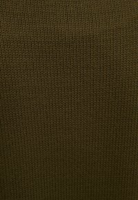 Olive green, dziany materiał o gładkiej fakturze, z delikatnym prążkowanym wzorem na całej powierzchni. Brak widocznych elementów metalowych lub akcentów.