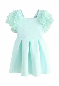 Mintgrünes Kleid mit floral strukturierten Ärmeln, plissiertem Rock und einem glatten Stoff mit dezenten geprägten Mustern.