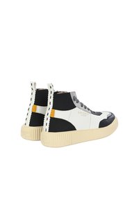 Sneaker alte nere, bianche e grigie con suole in gomma testurizzata, caratterizzate da accenti gialli a contrasto e dettagli perforati sul tallone.