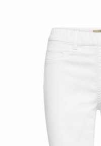 Baltie džinsi ir ar gludu tekstūru, standarta jostasvietu, priekšējām kabatām ar smalku dūru, un pieguļoša kāju dizainu.