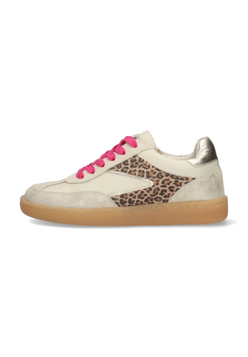 Beige suède sneakers met roze veters, een luipaardprint zijpaneel en metallic accenten op de hiel, met een gumrubberen zool.