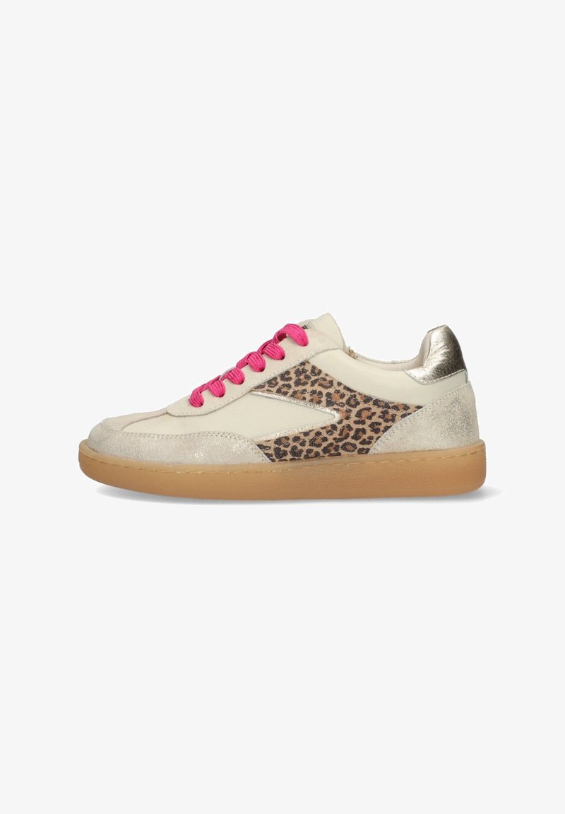 Beige suède sneakers met roze veters, een luipaardprint zijpaneel en metallic accenten op de hiel, met een gumrubberen zool.