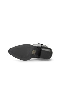 Suela de zapato de cuero negro con punta afilada, agarre de goma texturizada y detalle de logo en relieve cerca del talón. Diseño limpio y minimalista.