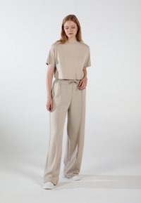 Unausgewählt, creamy beige